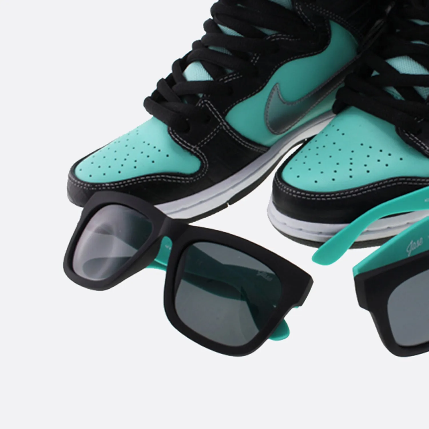 Avery Sunglasses in Aqua