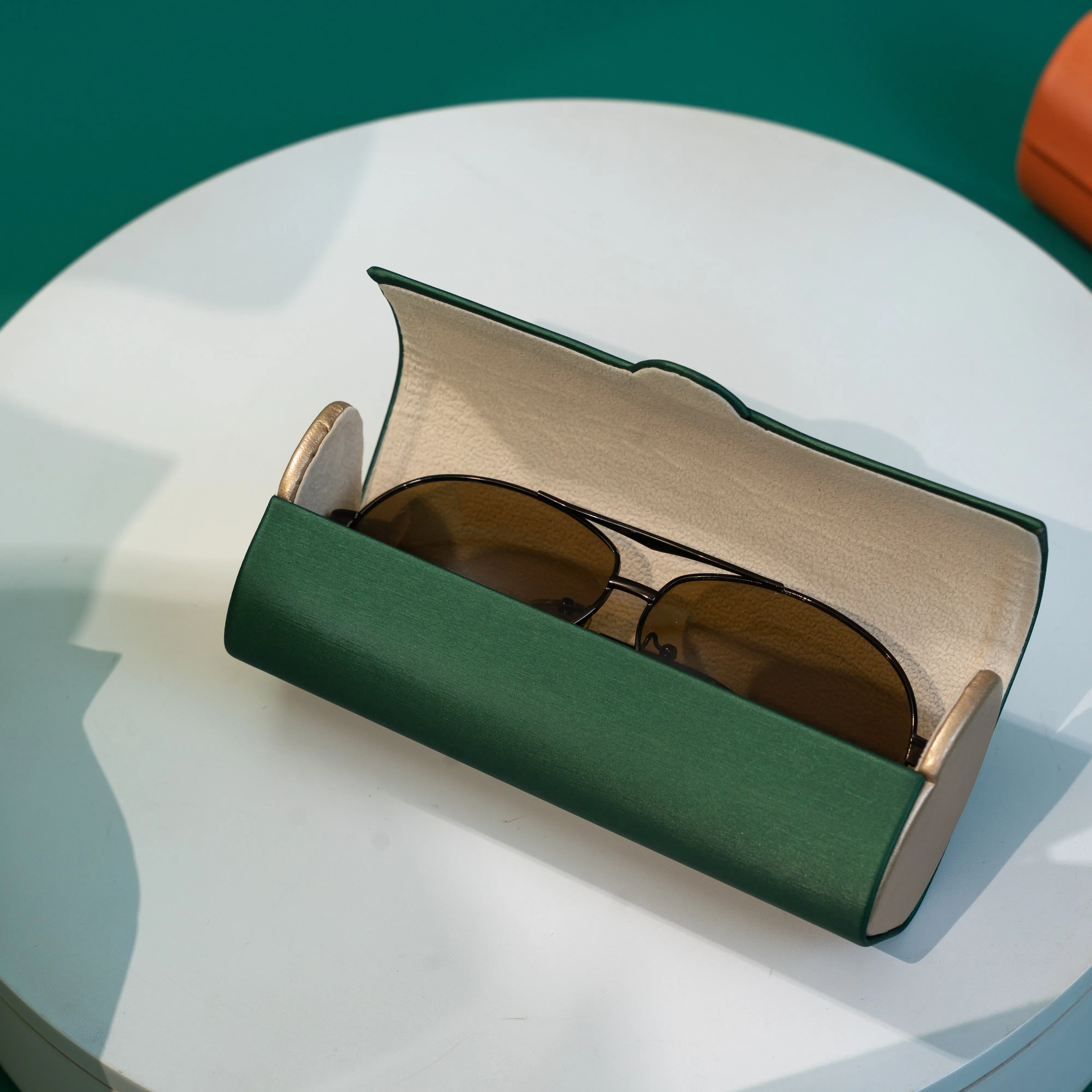 Vintage-Inspired Magnetic Retro Cylindrical Design Glasses Case